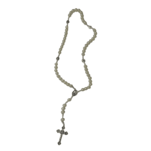 Terço em pérolas com detalhes em ferro